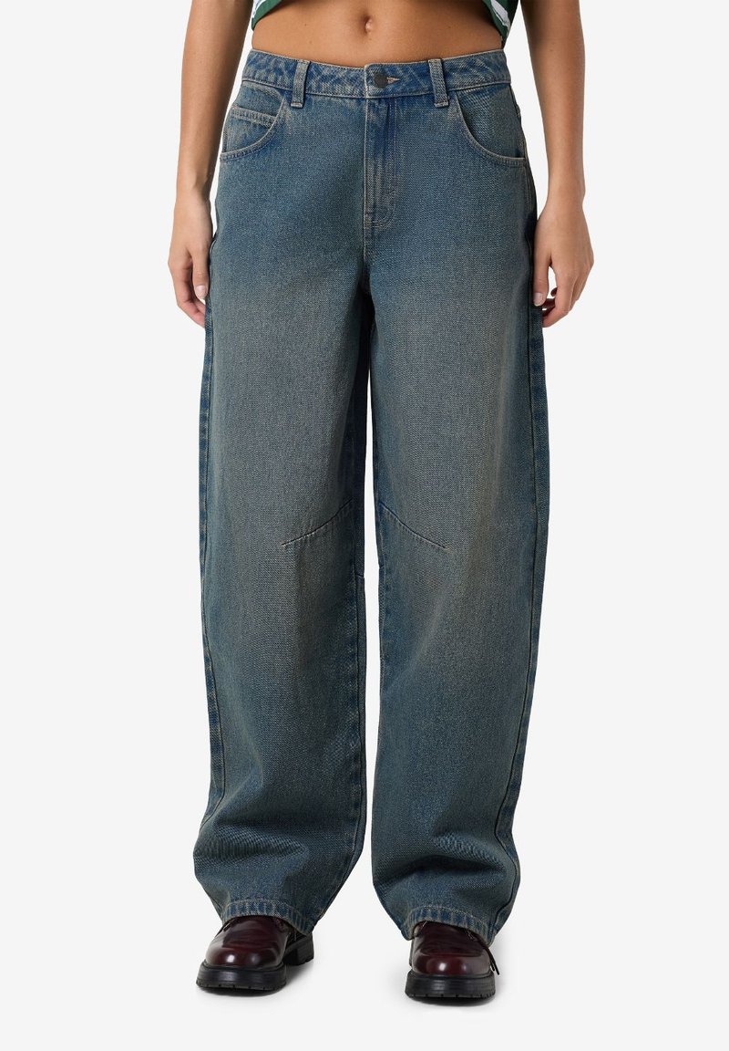 Lyseblå høytlivs, vide jeans laget av denim, med store lommer og subtil falming, supplert med rett ben og solide sømmer.