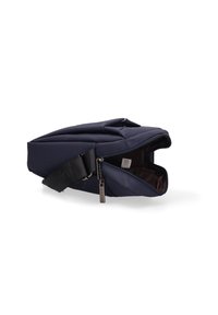 Borsa a spalla blu navy con un esterno texture, chiusura con zip, tracolla regolabile e un ampio interno foderato in tessuto marrone.