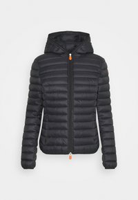 Sort quiltet hættejakke med frontlynlås og orange lynlåsdragter, lange ærmer og sidelommer på hvid baggrund.