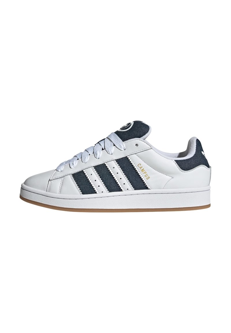 Adidași albi cu accente de un albastru închis, trei dungi orizontale, talpă din cauciuc și țesătură texturată pe limbă. Prezintă "CAMPUS" în auriu.