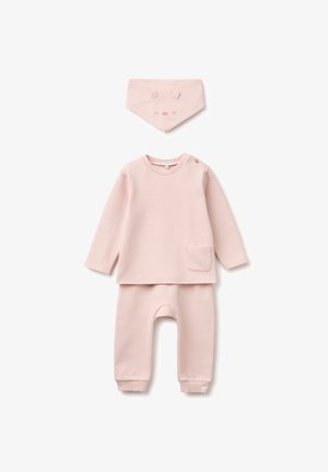 Ensemble bébé rose doux en côte avec haut à manches longues, pantalon et bavoir triangulaire assorti avec broderie visage et oreilles d’ours.