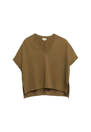 Luźna bluzka z krótkim rękawem w kolorze oliwkowej zieleni, z dekoltem w serek i nieco dłuższym tyłem, wykonana z lekkiego materiału.