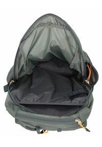 Grüner Stoff-Rucksack mit einem Reißverschluss oben, geräumigem Innenraum und glatter, dunkler Fütterung. Mit orangefarbenen Kordelakzenten und externen Schlaufen.