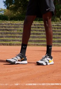 Nike Performance COURT LITE 4 - Teniso bateliai molio dangos kortams - black/laser orange/wolf grey/white