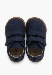 Pantofi texturat de culoare bleu marin, cu două barete Velcro și o talpă din cauciuc maro. Vârfuri rotunde cu interior ușor căptușit și accente cusute.