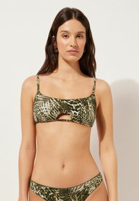 Grön och beige djurmönstrad bikini med tunna remmar, en fyrkantig topp med en framåtskärning och matchande lågmidjade underdelar.