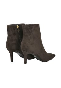 Botas de tobillo de ante marrón con puntera puntiaguda, tacón de aguja y cremallera trasera con herrajes dorados. Textura suave con un acabado mate.