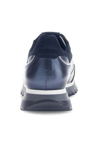 Sport schoen met een marineblauwe lederen bovenkant, suedekleuren accenten en een gevoerde witte en zwarte zool. Beschikt over een ronde hak en een textuur oppervlak.