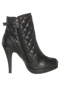 Bota de tobillo de cuero negro acolchado con tacón alto y cremallera lateral, con una textura suave y diseño de punta redonda.