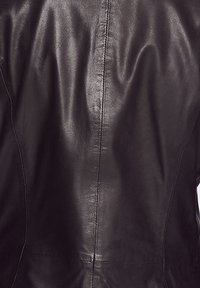 Schwarze Lederjacke mit glatter Textur, tailliertem Design und subtilen Nähten entlang der Rückennaht.
