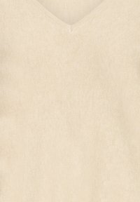 Jersey beige de cuello en V hecho de tela de punto suave y texturizada, con un diseño minimalista sin patrones ni detalles visibles.