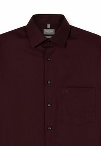 Burgunderfarbene Button-Down-Hemd aus strukturiertem Stoff, mit steifem Kragen, schwarzen Knöpfen und einer Brusttasche mit einem dezenten Akzent.