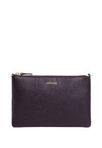 Clutch in pelle di un profondo viola con una finitura testurizzata. Presenta una chiusura con zip e un accento del logo in oro. Forma rettangolare compatta.