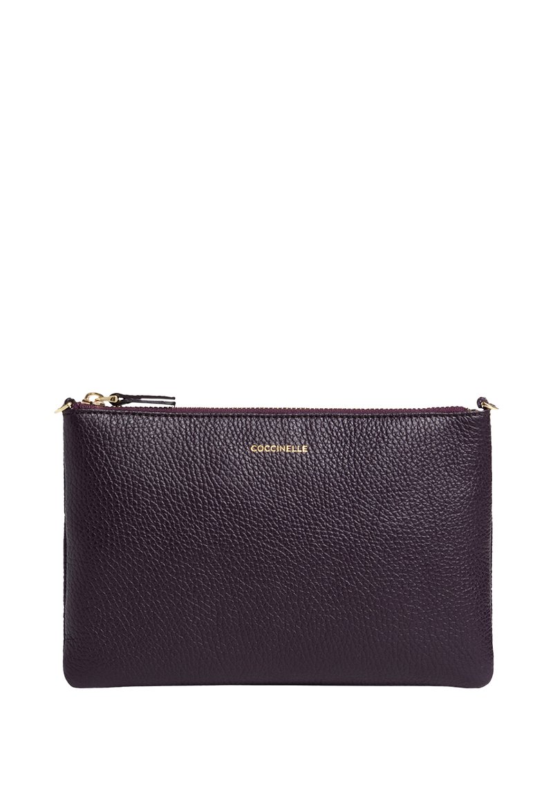 Clutch in pelle di un profondo viola con una finitura testurizzata. Presenta una chiusura con zip e un accento del logo in oro. Forma rettangolare compatta.