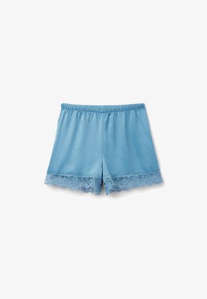 Hellblaue Satinschlafshorts mit elastischem Bund und Spitzenbesatz entlang des Saums, auf weißem Hintergrund dargestellt.