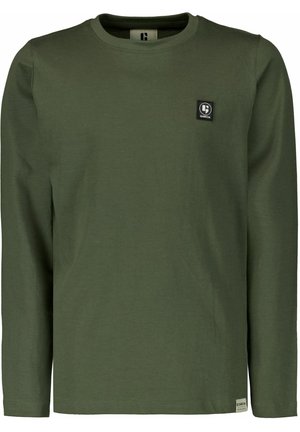 Langärmeliges olivgrünes T-Shirt mit Rundhalsausschnitt, kleinem schwarz-weißem Garcia-Logo auf der linken Brust und beigem Etikett nahe dem Saum.