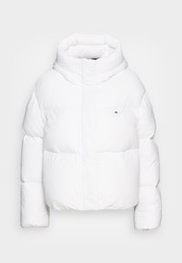 Biała kurtka puchowa z wysokim kołnierzem, w oversize'owym fasonie, pikowaną fakturą i zapięciem na zamek z przodu. Posiada małe logo na lewej piersi.
