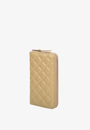 Beige quilted portemonnee met een zachte textuur, voorzien van een ritssluiting en een slank profiel, benadrukt door een subtiel ruitpatroon.