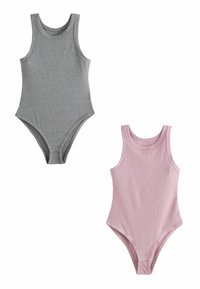 Kaksi tankkityylistä bodysuitsia: yksi harmaa, yksi vaaleanpunainen. Molemmissa on ribbikuvio ja hyvin istuva muotoilu, ja ne suljetaan napilla alaosasta.
