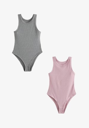 Két tank-stílusú bodyszut: az egyik szürke, a másik világos rózsaszín. Mindkettő bordázott textúrával és testhezálló dizájnnal rendelkezik, az alján patentos záródással.