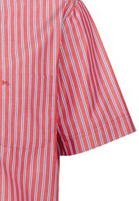 Camicetta rossa a maniche corte con strisce verticali blu e bianche. Realizzata in tessuto leggero, include una tasca sul petto e orlo dritto.