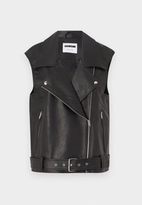 Črna usnjena brezrokavnik z zavihkom, diagonalo sprednjim zadrgo, dvema stranskima žepoma z zadrgo in pasom s sponko. Tekstura se zdi gladka.