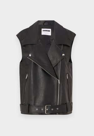 Crni kožni prsluk bez rukava s ovratnikom s usjekom, dijagonalnim prednjim zatvaračem, dva bočna džepa sa zatvaračem i remenom u struku. Tekstura izgleda glatko.