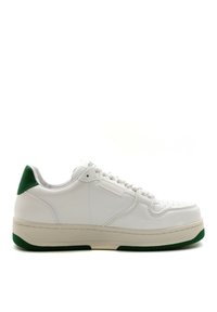 Scarpe da ginnastica bianche con superiore in pelle liscia e accento verde sul tallone, dotate di punta testurizzata, lacci e suola in gomma bianca.