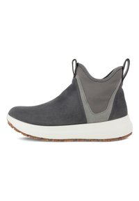 Zapato gris de tipo slip-on hecho de materiales lisos y texturizados, con una suela blanca y un diseño minimalista que incluye lengüetas.