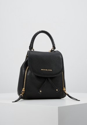 Schwarze, strukturierte Lederhandtasche von Michael Kors mit oberem Griff, Frontklappe, goldenen Reißverschlüssen an den Seiten und goldenem Logo auf der Klappe.