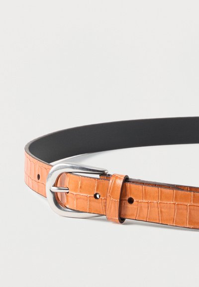 Καφέ δερμάτινη ζώνη με μοτίβο κροκόδειλου, ασημί μεταλλική αγκράφα και μαύρη εσωτερική επένδυση, σε ρολό πάνω σε λευκό φόντο.