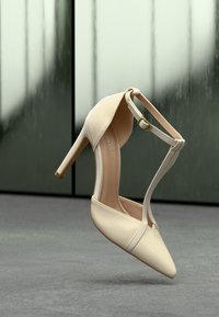 Sélectionné, beige