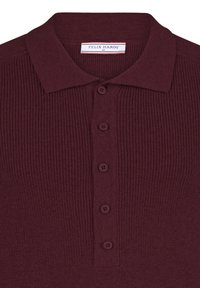 Bordeaux gestricktes Poloshirt mit strukturiertem Rippdesign, schmalem Kragen und fünf passenden Knöpfen entlang der Knopfleiste. Das Etikett trägt die Aufschrift "FELIX HARDY."