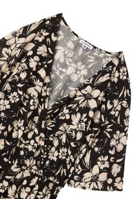Abito nero floreale con motivi floreali color avorio, scollatura a V, maniche corte e vita arricciata. Realizzato in tessuto leggero con una consistenza morbida.
