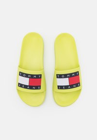 Tommy Jeans FLAG POOL - Pool slides - light citrus