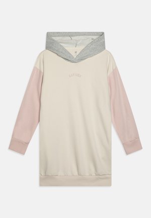 Robe sweat à capuche longue couleur crème avec des manches rose pâle et une capuche grise, présentant un texte discret "GAP 1969" sur la poitrine.