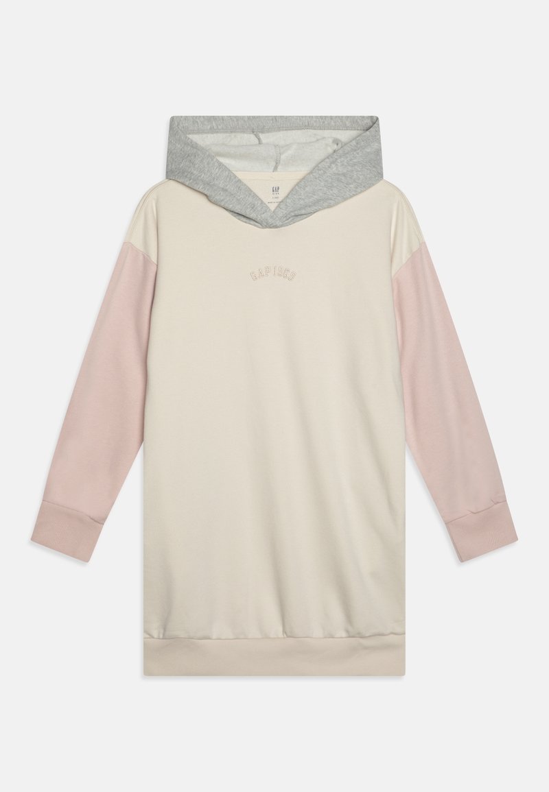 Robe sweat à capuche longue couleur crème avec des manches rose pâle et une capuche grise, présentant un texte discret "GAP 1969" sur la poitrine.
