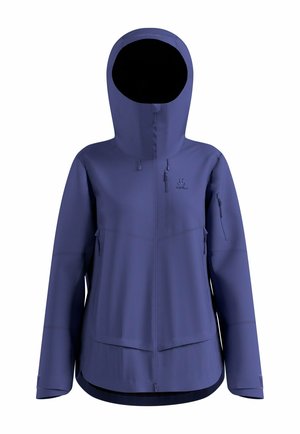 Lila wasserdichte Jacke mit Reißverschluss vorne, verstellbarer Kapuze und mehreren Reißverschlusstaschen. Glatte Textur und modernes Design.