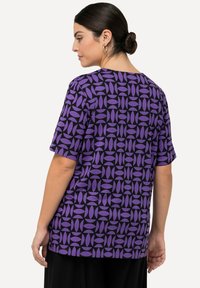 Ulla Popken ALLOVER SHORT SLEEVE SPLIT NECK  - Triko s potiskem - purple
