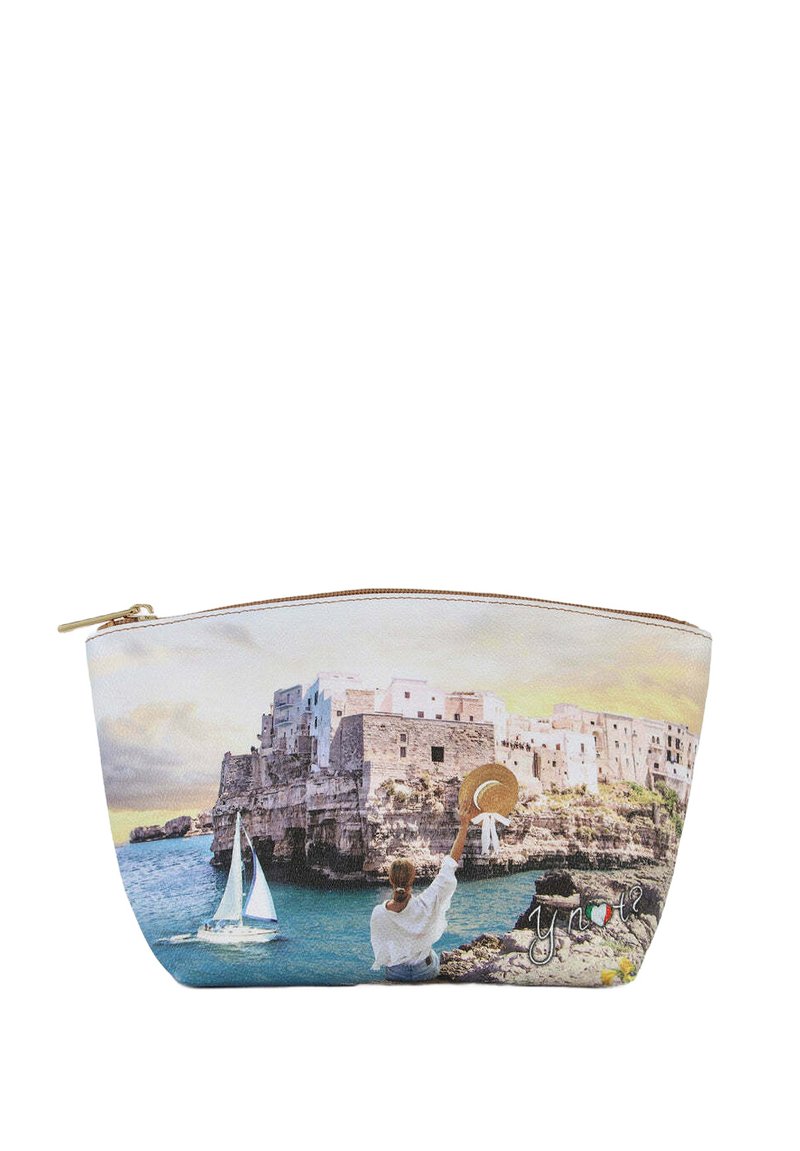 Borsa a zip con stampa paesaggistica marittima, che presenta una donna, barche a vela e architettura costiera; materiale testurizzato bianco sporco; zip dorata.