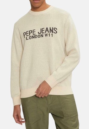 Suéter de punto beige con cuello redondo, que presenta el texto "PEPE JEANS LONDON W11" en marrón oscuro. Puños y dobladillo acanalados.
