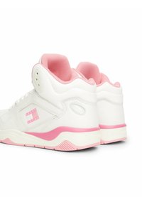 Białe sportowe buty za kostkę z różowymi akcentami, wykonane z gładkiej skóry, z wyściółką przy kostce i detalem logo po boku. Gumowa podeszwa z teksturowanym chwytem.