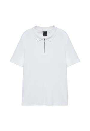 Hvid polo t-shirt med korte ærmer, krave og lynlås foran, lagt fladt på en hvid baggrund.