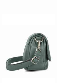 Borsa a tracolla in pelle verde con una forma strutturata, dotata di chiusura zip, tracolla regolabile e dettagli in metallo argentato. Superficie testurizzata.