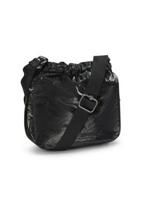Svart crossbody-väska med en krinklad yta, rundad form, dragskoöppning, justerbar rem och silverfärgade detaljer.