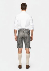 Herren graue Lederhosen-Shorts mit strukturiertem Finish, verstellbarem Bund, Seitentaschen und dekorativen Akzenten. Kombiniert mit knielangen cremefarbenen Socken.