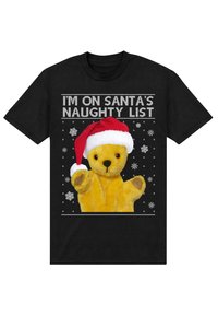 Zwarte t-shirt met een pluizige gele beer in een rood en witte kerstmanmuts, met daarboven in witte tekst "IK STA OP SANTA'S MISFITS LIST."