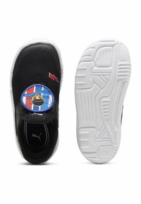 Melnas slip-on kurpes ar teksturētu augšdaļu, baltu gumijas zoli, ar apaļu, daudzkrāsainu uzlīmi uz pirksta ar logotipu un multfilmu detaļām.