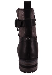 Bottine en cuir noir avec un accent en paillettes grises, avec une sangle et une boucle, un talon texturé et une semelle empilée au look bois.