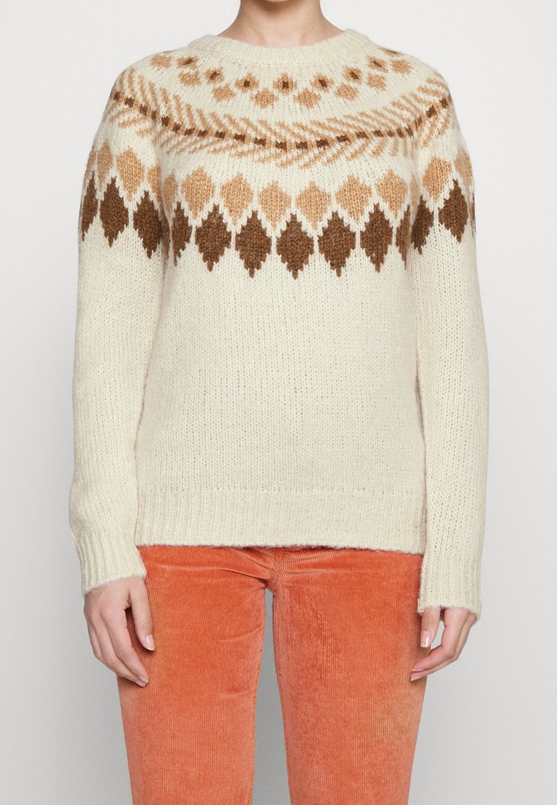 Pull tricoté crème à col rond, avec un motif géométrique en tons marron et fauve sur le yoke et des formes losanges à l'ourlet.